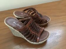 Sandales plate forme Aldo (neuve) 25.00