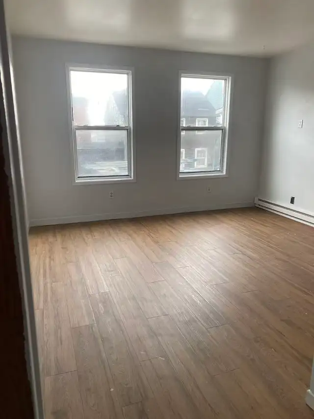 Uptown 3 brm with hydro, heat & water included/amenities nearby - Photo 4