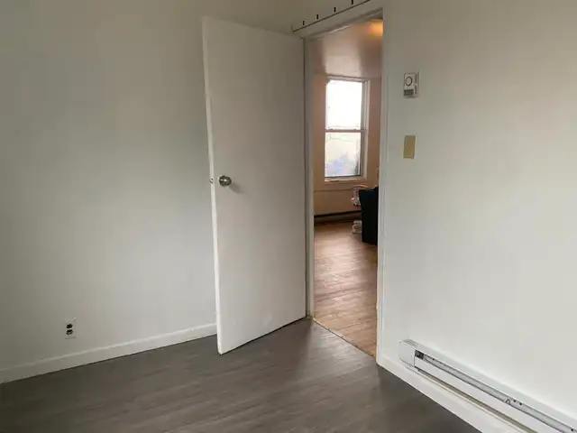 Uptown 3 brm with hydro, heat & water included/amenities nearby - Photo 5
