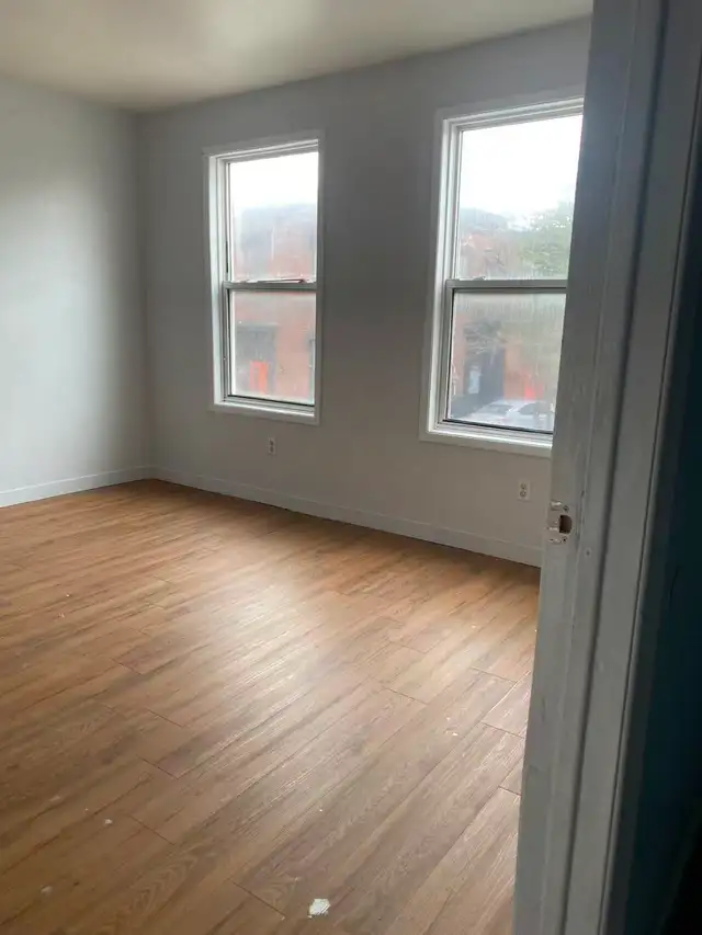 Uptown 3 brm with hydro, heat & water included/amenities nearby - Photo 9