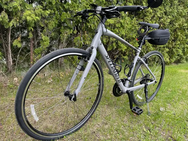VÉLO HYBRIDE NEUF $750. - Photo 2