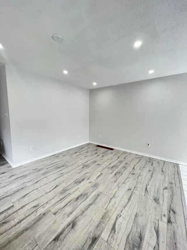 Room in House for Rent by WinstonChurchill & Hwy403 in ErinMills - Photo 3