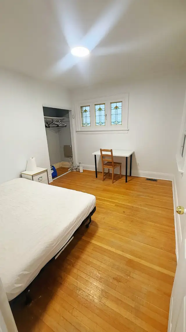 Downtown Toronto one room available for move-in for female only. - Photo 2
