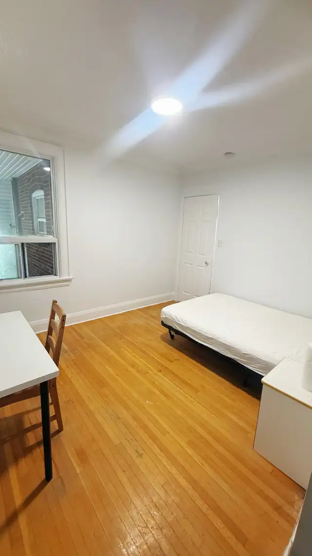 Downtown Toronto one room available for move-in for female only. - Photo 3