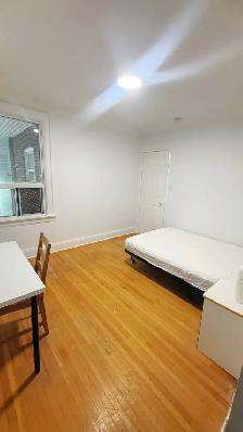 Downtown Toronto one room available for move-in for female only. - Photo 3