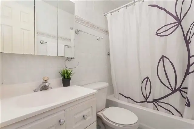 Downtown Toronto one room available for move-in for female only. - Photo 4