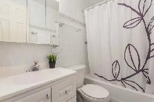 Downtown Toronto one room available for move-in for female only. - Photo 4