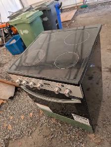 FRIGIDAIRE" Size 24 inch Stove - Photo 3