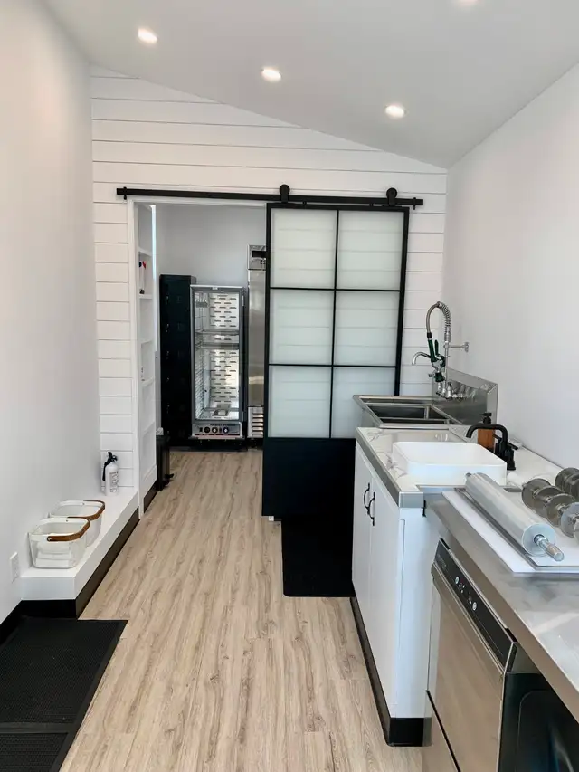 Mobile Prep Kitchen / New / - Photo 4
