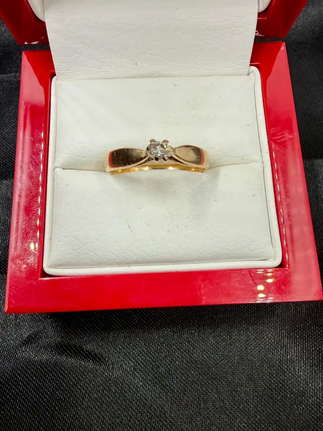Women's 10K Gold Diamond Solitaire Ring~Size 7.5