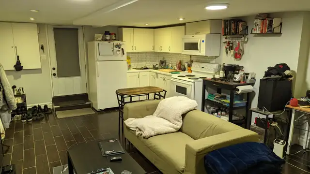 Spacious Basement Studio in Trendy West Queen West Neighbourhood - Photo 2