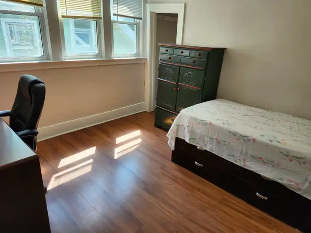 2 rooms for males, 1 for female-only 5 min. walk to UoW