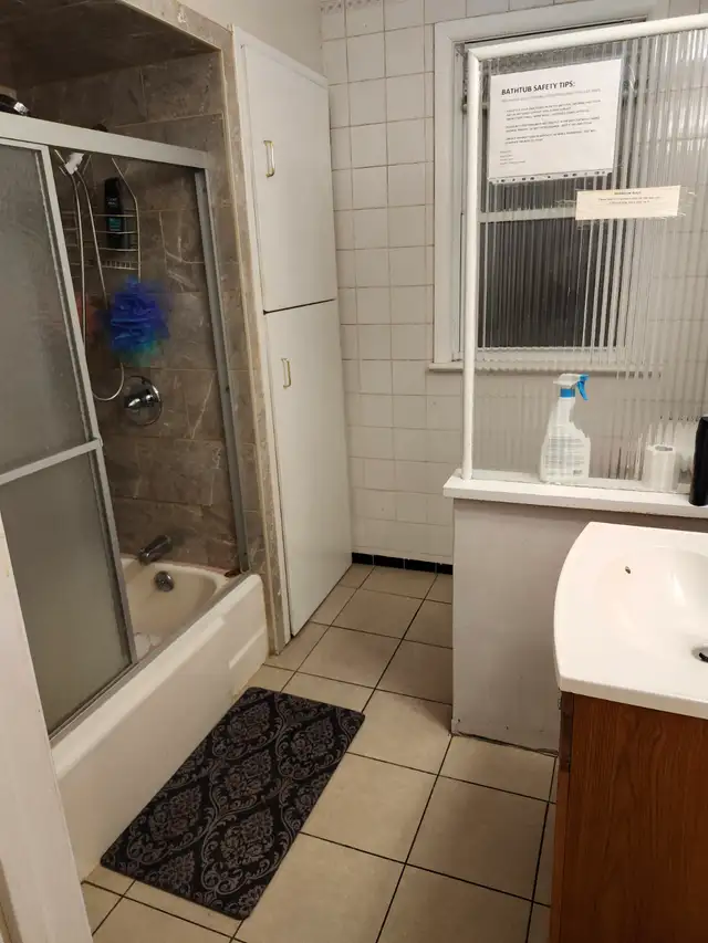 2 rooms for males, 1 for female-only 5 min. walk to UoW - Photo 6