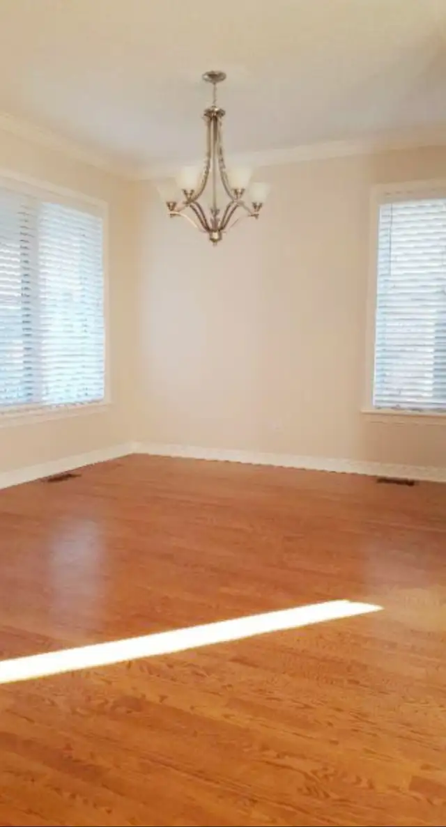 Beautiful 3 Bedroom End Unit Townhouse Silver City Location - Photo 5
