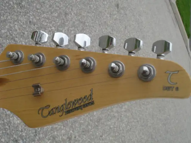 HERE'S A TANGLEWOOD DISCOVERY DBT 6 ELECTIC GUITAR WITH STAND! - Photo 5