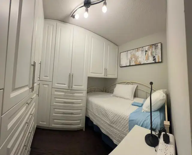 Females-Only, Furnished Den/Room,Downtown King/John,Immediately - Photo 2