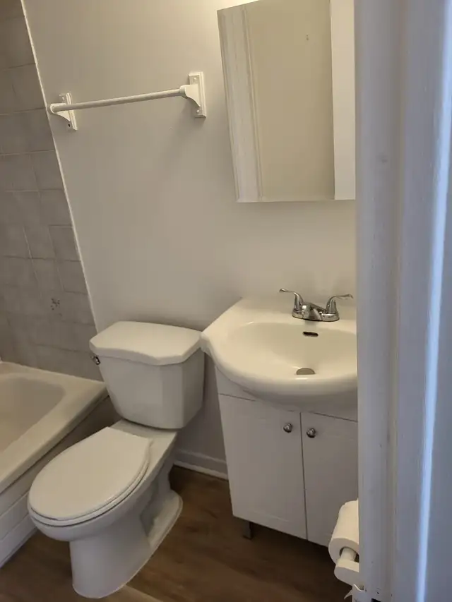 3 1/2 ($1200) & 4 1/2 ($1400) (1 & 2 bedroom apt) a louer - Photo 8