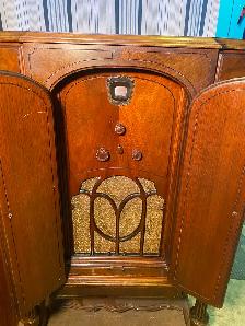 Antique Philco tube Radio. Working