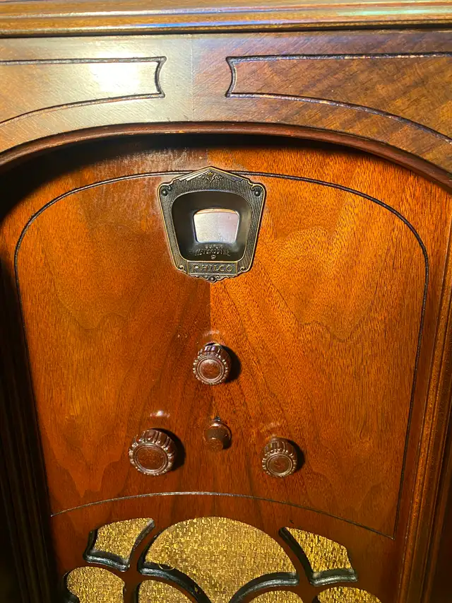 Antique Philco tube Radio. Working - Photo 3