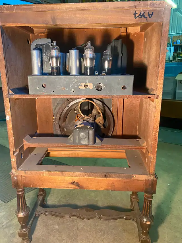 Antique Philco tube Radio. Working - Photo 6