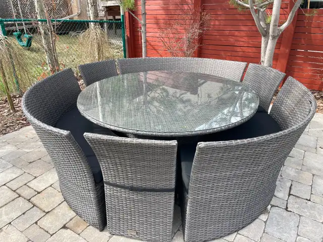 Round patio table with seating for 9 - Photo 2