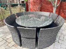 Round patio table with seating for 9 - Photo 2