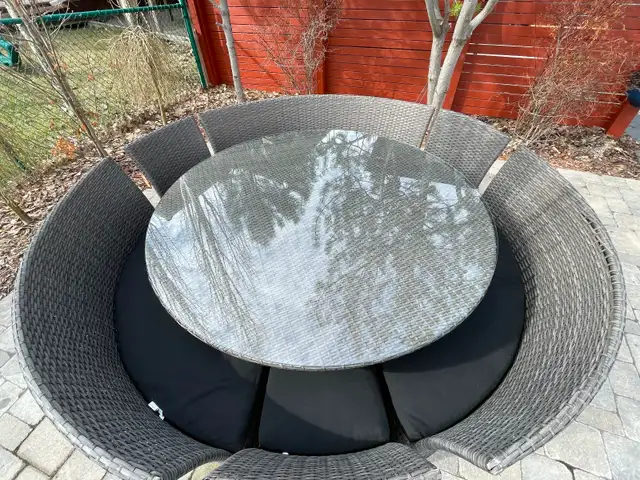 Round patio table with seating for 9 - Photo 3