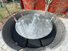 Round patio table with seating for 9 - Photo 3