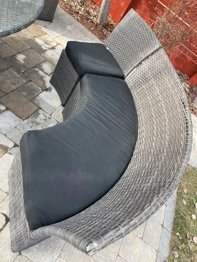 Round patio table with seating for 9 - Photo 4