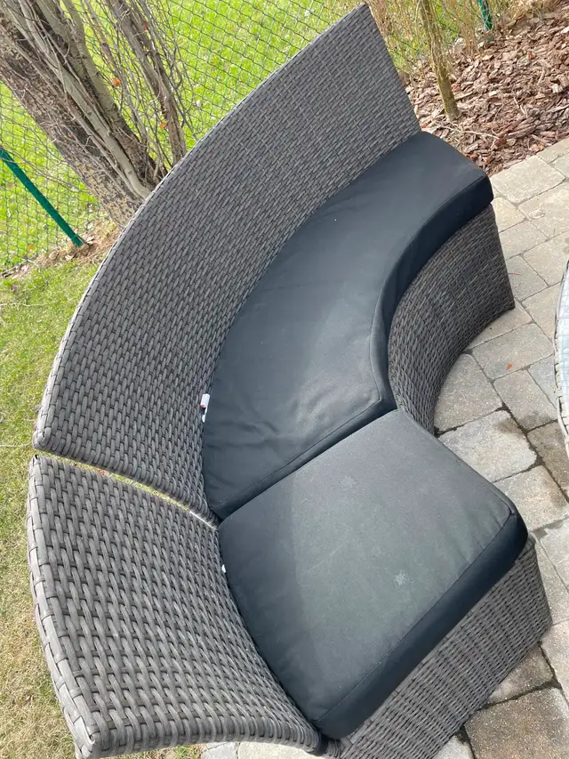 Round patio table with seating for 9 - Photo 5
