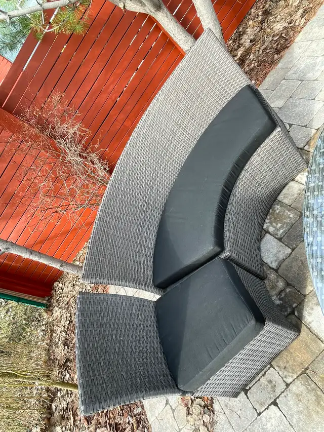 Round patio table with seating for 9 - Photo 6