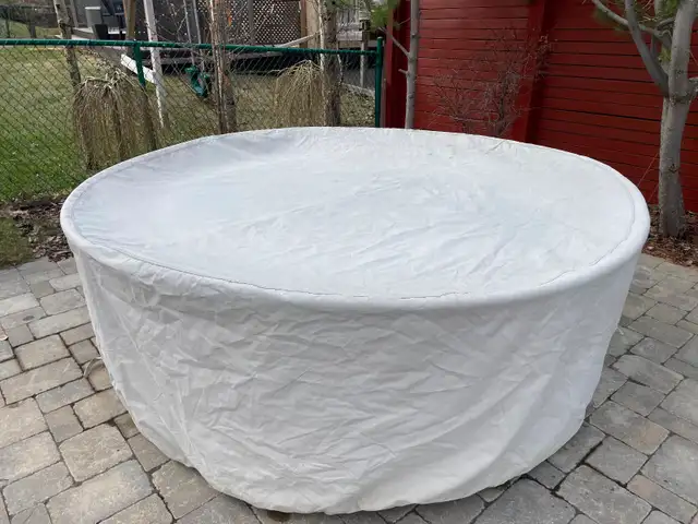 Round patio table with seating for 9 - Photo 7