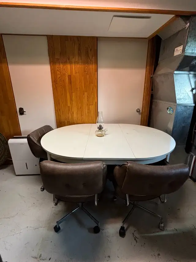 table and chairs - Photo 3