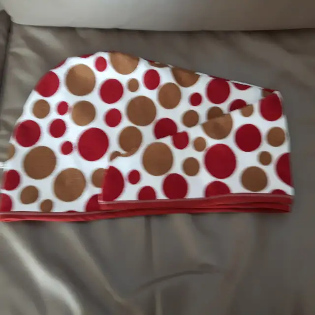 BELLE SERVIETTE NEUVE 30'LONG POUR SÉECHER LES CHEVEUX: $10.00 - Photo 2