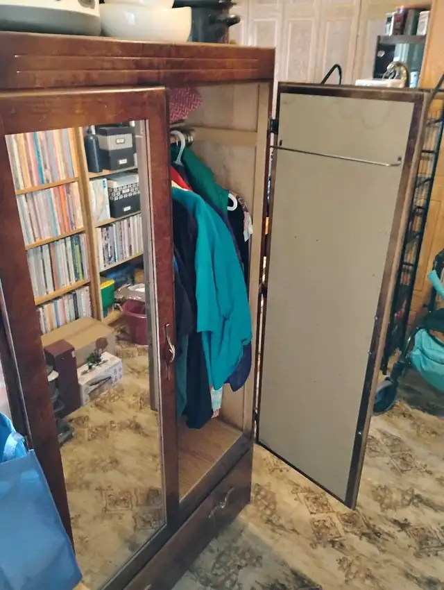 wardrobe - Photo 2