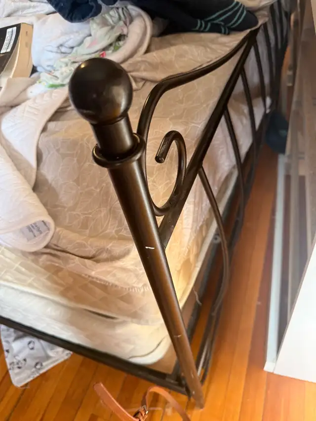 Queen mattress and box spring /frame: light