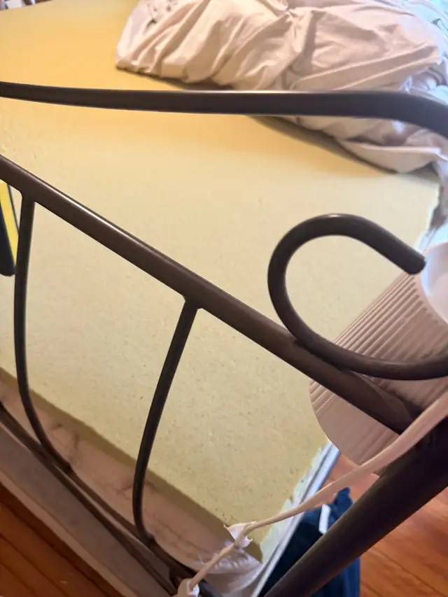 Queen mattress and box spring /frame: light - Photo 3