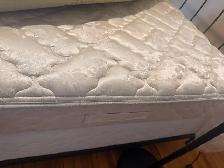 Queen mattress and box spring /frame: light - Photo 4