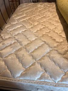 Queen mattress and box spring /frame: light - Photo 7