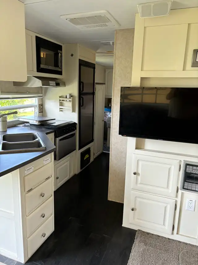 travel trailer - Photo 6