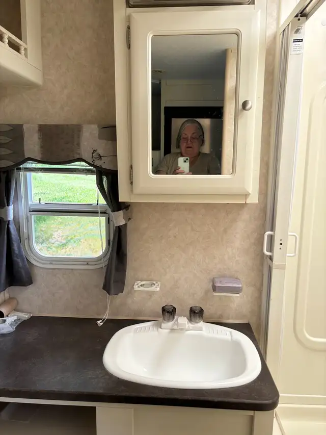 travel trailer - Photo 8