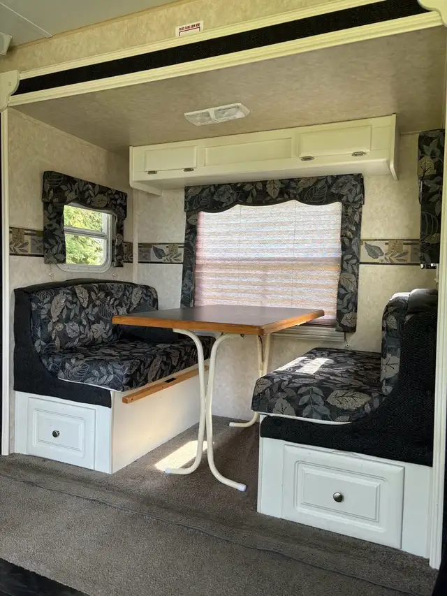 travel trailer - Photo 9