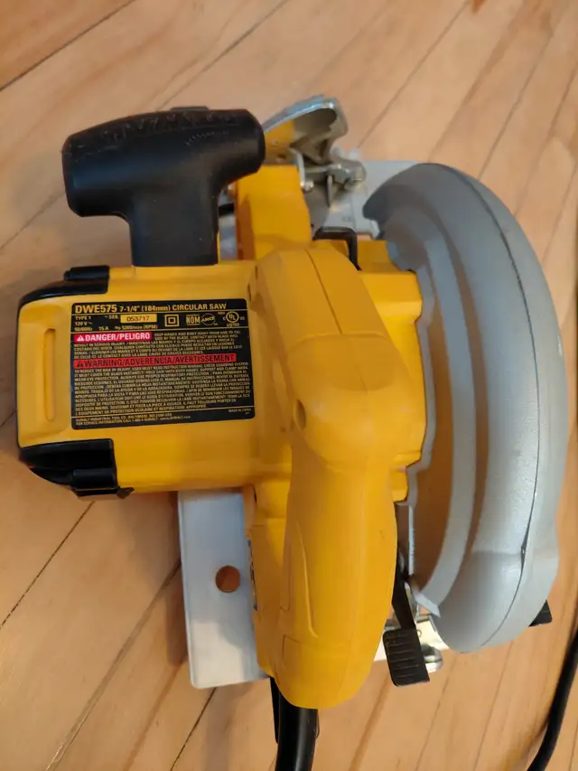DEWALT SCIE CIRCULAIRE ET SAUTEUSE, TRÈS BON ÉTAT