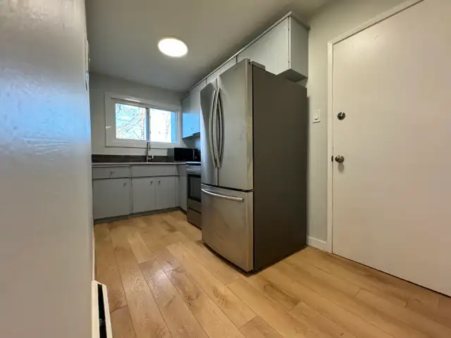 Spacious Newly Renovated 2 Bedroom Suite Near Downtown - Photo 2
