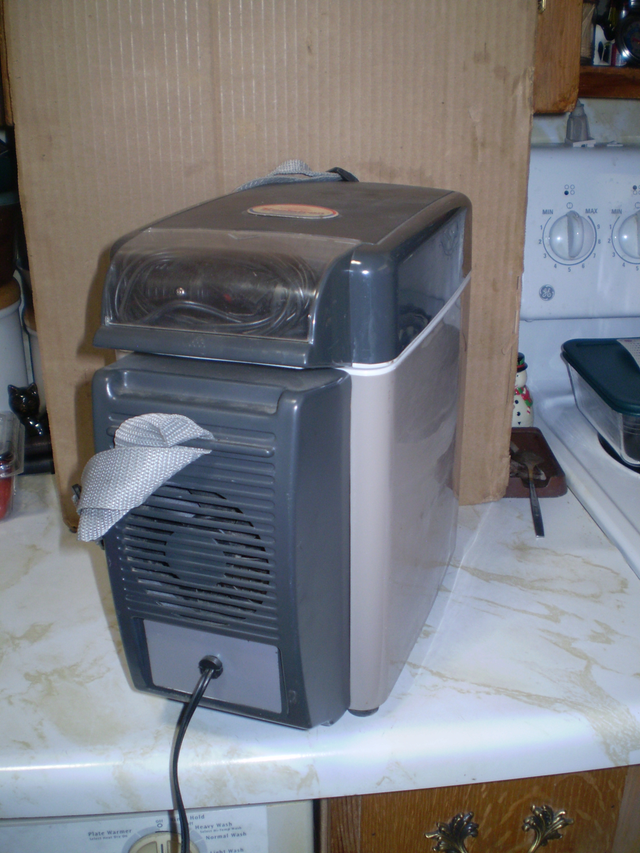 KOOLATRON B07 BETWEEN SEATS 12 VOLT COOLER- USED- $35
