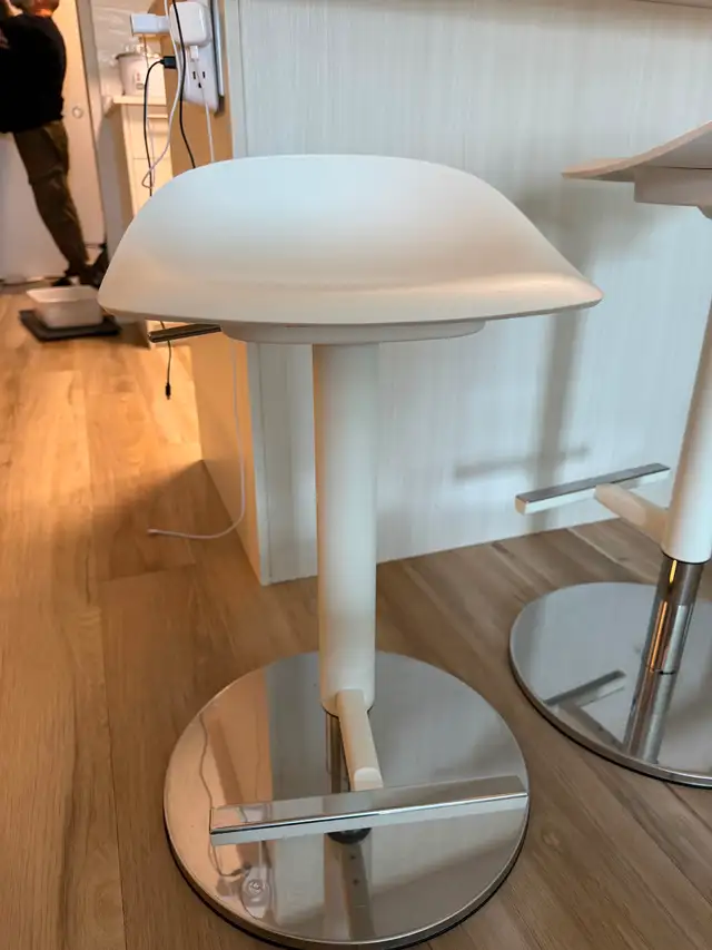 4 Adjuatible Bar Stools - Photo 2