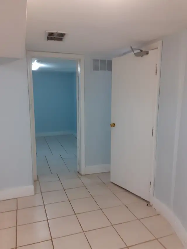 Basement 2Bedroom,House,Rent $1400,Victoria Pk Ave & Eglinton Av - Photo 6