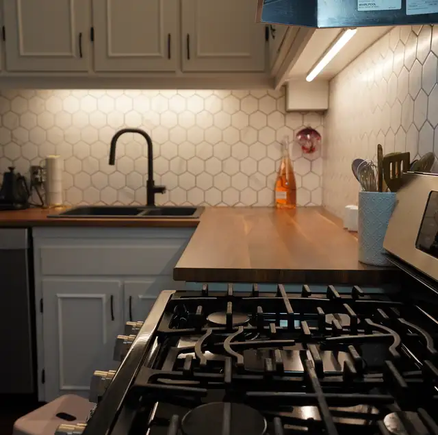 Fully Furnished, Fully Equipped, Awesome Downtown Location! - Photo 4