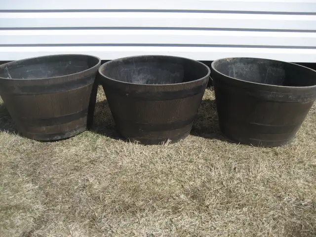 3 Large outdoor planters - Photo 2