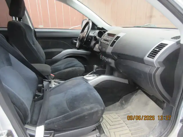 2011 Mitsubishi Outlander ES, SAFTIED! - Photo 7